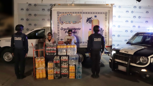 Recupera Policía Municipal de Puebla vehículo y mercancía diversa robada; hay una pareja detenida