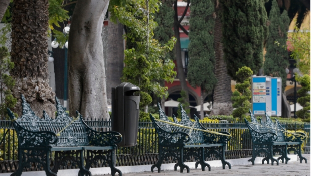 Desaloja SSC a ciudadanos que paseaban en el Zócalo y colocan vallas para frenar movilidad