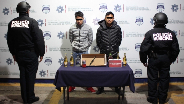 Detuvo Policía Municipal de Puebla a dos hombres por robo a tienda Oxxo