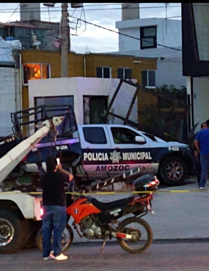 Trailer embiste a patrulla de policía en Amozoc.