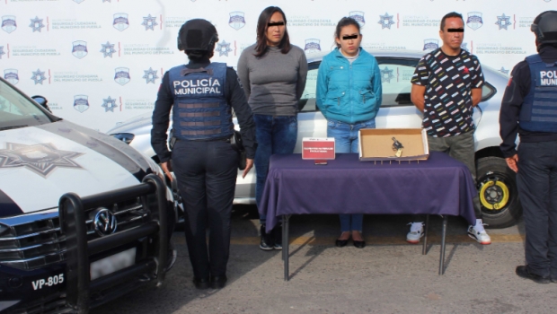 Recupera Policía Municipal de Puebla un vehículo robado; hay tres detenidos, dos son mujeres