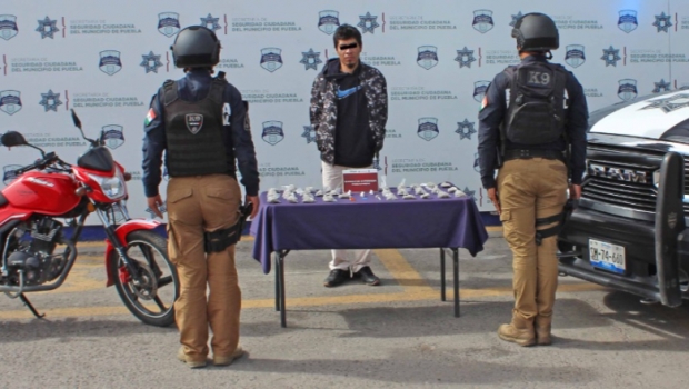 Detiene unidad canina de policía municipal de Puebla a hombre con 50 dosis de posible droga