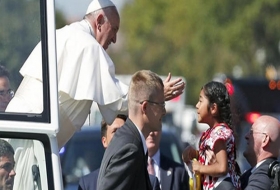 Papa Francisco bendice a niña Oaxaqueña