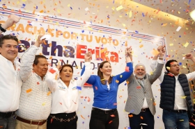 Se reunió con cientos de militantes para celebrar su victoria como gobernadora de Puebla