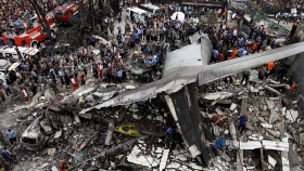 Al menos 55 muertos al estrellarse un avión militar en Indonesia