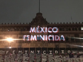 Proyectan “México feminicida” en fachada de Palacio Nacional