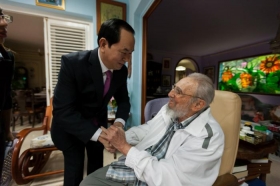 La última foto de Fidel Castro, acompañado del mandatario vietnamita