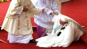 Su santidad con 79 años de edad tropezó cuando caminaba en el altar del mismo Santuario