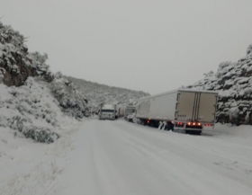 Nieve causa cierres de carreteras