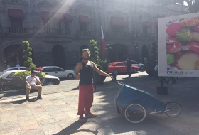 Ambientalista recorre a pie el mundo