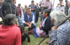 Tony Gali visita y refrenda su apoyo a las víctimas de la explosión en Chilchotla