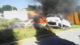 Pobladores queman vehículos de alcalde de Tlalnepantla