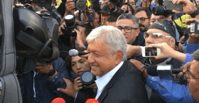 López Obrador acude a votar, llega antes de que instalen la casilla