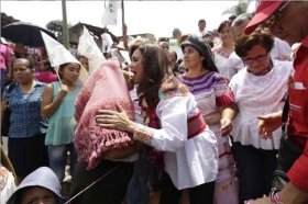 Gobierno de equilibrios ofrece Blanca Alcalá a pueblos indígenas