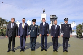 En compañía del titular de la Secretaría General de Gobierno, Diódoro Carrasco; el comandante de la 25 Zona Militar, Raúl Gámez