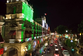 Iluminan calles de Puebla