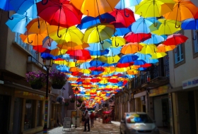 Todos los años, en julio, el festival AgitÁgueda llena de color y animación esta ciudad del Centro de Portugal.