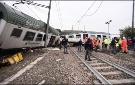 Confirman tres decesos por accidente de tren en Milán