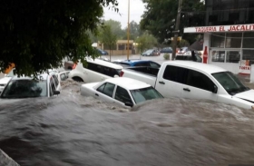 Lluvia arrastra autos y contenedores de basura en Aguascalientes