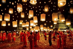 Festival budista donde al finalizar se suelta una masiva de globos que iluminan el cielo.