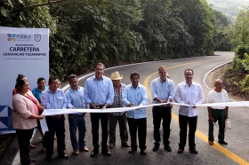 Inauguró la modernización de 15 kilómetros de la carretera Acuaco-Huehuetla