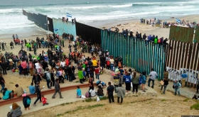 Unos 300 centroamericanos planean pedir asilo político.