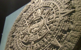 Esta pieza refleja la importancia que daban los aztecas al tiempo y la exactitud.
