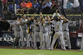 Pericos vuela alto en extrainnings