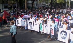 Padres de normalistas se movilizaron en Puebla