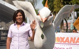 Convoca Roxana Luna a la concordia y legalidad, devela monumento a la Paz electoral