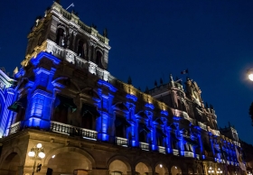 Iluminan de azul el Palacio Municipal