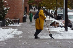 Vecinos sacan las palas para quitar la nieve de las aceras.