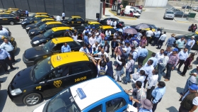 El candidato a la alcaldía de Puebla colocó microperforados en las unidades de taxis