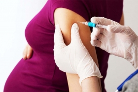 Pfizer prueba su vacuna en embarazadas