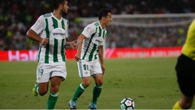 Andrés Guardado debuta en casa con Betis